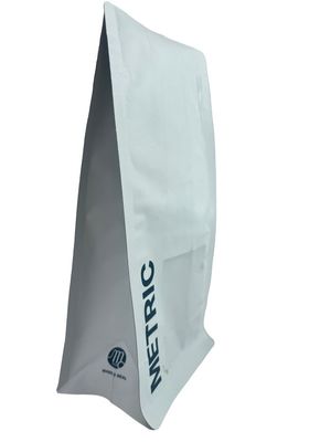 Saco de embalagem de café de papel branco Kraft com fundo plano e verniz de massa
